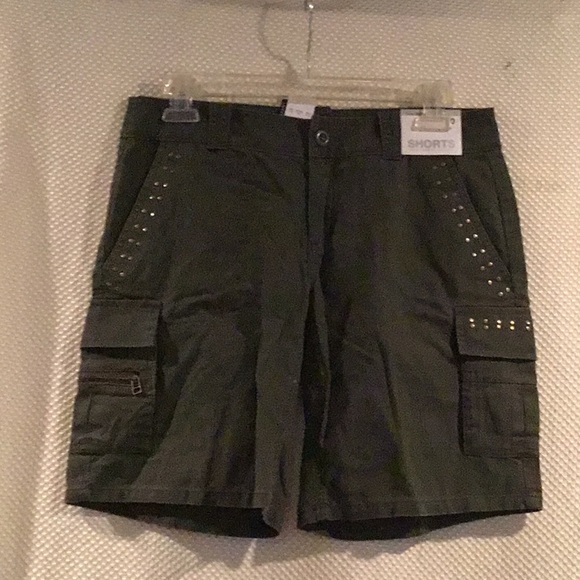 C) womens low rise shorts - Picture 2 of 5